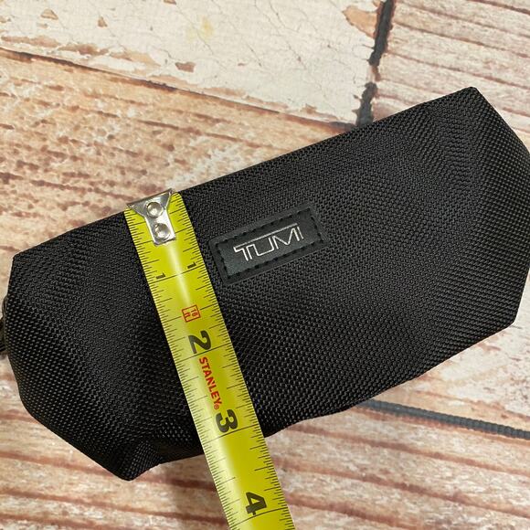 Tumi for Delta small black amenity travel bag - Picture 6 of 8